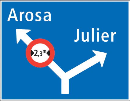 4.40 - Ankündigung einer Kreuzung auf einer Hauptstraße mit Einschränkung für die linke Route (hier: maximale Breite) Verkehrsschild
